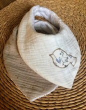 Charger l'image dans la galerie, Lot de deux bavoirs bandanas en double gaze de coton et Liberty ® Théo gold ou bleu