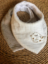 Charger l'image dans la galerie, Lot de deux bavoirs bandanas en double gaze de coton et Liberty ® Théo gold ou bleu