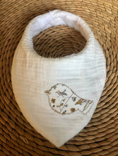 Charger l'image dans la galerie, Lot de deux bavoirs bandanas en double gaze de coton et Liberty ® Théo gold ou bleu