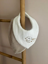 Charger l'image dans la galerie, Lot de deux bavoirs bandanas en double gaze de coton et Liberty ® Théo gold ou bleu