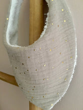 Charger l'image dans la galerie, Lot de deux bavoirs bandanas en double gaze de coton et Liberty ® Théo gold ou bleu