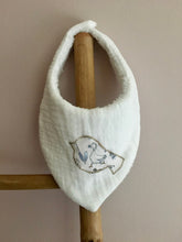 Charger l'image dans la galerie, Lot de deux bavoirs bandanas en double gaze de coton et Liberty ® Théo gold ou bleu