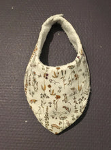 Charger l'image dans la galerie, Bavoir bandana en Liberty ® Théo gold et éponge de coton