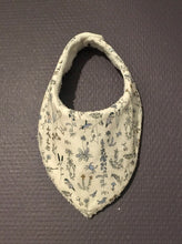 Charger l'image dans la galerie, Bavoir bandana en Liberty ® Théo bleu et éponge de coton