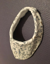 Charger l'image dans la galerie, Bavoir bandana en Liberty ® Théo bleu et éponge de coton