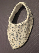 Charger l'image dans la galerie, Bavoir bandana en Liberty ® Théo bleu et éponge de coton