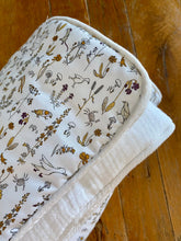 Charger l'image dans la galerie, Couverture, plaid bébé en double gaze coton écru et Liberty ® Théo gold