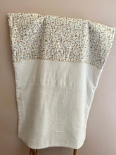 Charger l'image dans la galerie, Couverture, plaid bébé en double gaze coton écru et Liberty ® Théo gold