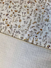 Charger l'image dans la galerie, Couverture, plaid bébé en double gaze coton écru et Liberty ® Théo gold