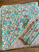 Charger l'image dans la galerie, Sortie de bain et gant assorti en éponge beige et Liberty ® Betsy