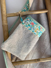 Charger l'image dans la galerie, Sortie de bain et gant assorti en éponge beige et Liberty ® Betsy