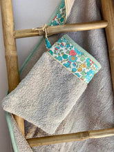 Charger l'image dans la galerie, Sortie de bain et gant assorti en éponge beige et Liberty ® Betsy