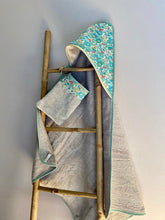 Charger l'image dans la galerie, Sortie de bain et gant assorti en éponge beige et Liberty ® Betsy