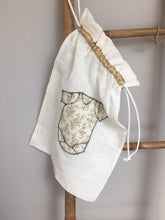 Charger l'image dans la galerie, Sac, pochon pour bébé en Gaze de coton fleuri bio