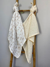 Charger l'image dans la galerie, Lot de deux langes en double gaze de coton Oeko Tex pailleté doré et imprimé petits lapins