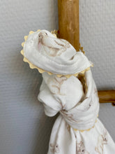 Charger l'image dans la galerie, Lot de deux langes en double gaze de coton Oeko Tex pailleté doré et imprimé petits lapins