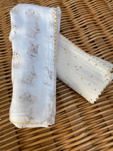 Charger l'image dans la galerie, Lot de deux langes en double gaze de coton Oeko Tex pailleté doré et imprimé petits lapins