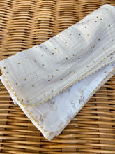 Charger l'image dans la galerie, Lot de deux langes en double gaze de coton Oeko Tex pailleté doré et imprimé petits lapins