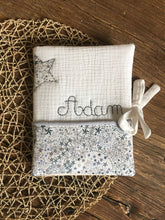Charger l'image dans la galerie, Protège carnet de santé personnalisé en double gaze et Liberty ® Adelajda gris perle et bleu