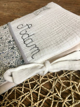 Charger l'image dans la galerie, Protège carnet de santé personnalisé en double gaze et Liberty ® Adelajda gris perle et bleu