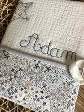 Charger l'image dans la galerie, Protège carnet de santé personnalisé en double gaze et Liberty ® Adelajda gris perle et bleu