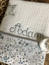 Charger l'image dans la galerie, Protège carnet de santé personnalisé en double gaze et Liberty ® Adelajda gris perle et bleu