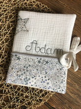 Charger l'image dans la galerie, Protège carnet de santé personnalisé en double gaze et Liberty ® Adelajda gris perle et bleu