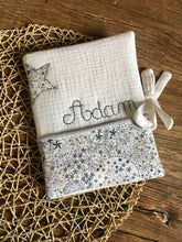 Charger l'image dans la galerie, Protège carnet de santé personnalisé en double gaze et Liberty ® Adelajda gris perle et bleu