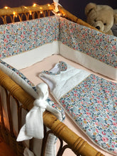 Charger l'image dans la galerie, Jolie gigoteuse en double gaze écru pailleté doré et Liberty ® Betsy porcelaine