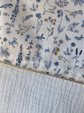 Charger l'image dans la galerie, Couverture, plaid bébé en double gaze coton écru et Liberty® Théo bleu
