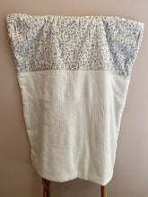 Charger l'image dans la galerie, Couverture, plaid bébé en double gaze coton écru et Liberty® Théo bleu