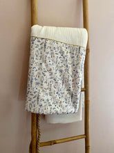 Charger l'image dans la galerie, Couverture, plaid bébé en double gaze coton écru et Liberty® Théo bleu