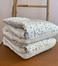 Charger l'image dans la galerie, Couverture, plaid bébé en double gaze coton écru et Liberty® Théo bleu