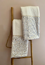 Charger l'image dans la galerie, Couverture, plaid bébé en double gaze coton écru et Liberty® Théo bleu