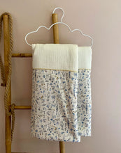 Charger l'image dans la galerie, Couverture, plaid bébé en double gaze coton écru et Liberty® Théo bleu