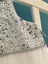 Charger l'image dans la galerie, Gigoteuse en double gaze écru et Liberty ® Adelajda gris et bleu