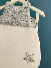 Charger l'image dans la galerie, Gigoteuse en double gaze écru et Liberty ® Adelajda gris et bleu