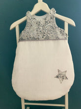 Charger l'image dans la galerie, Gigoteuse en double gaze écru et Liberty ® Adelajda gris et bleu