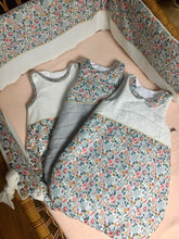 Charger l'image dans la galerie, Gigoteuse en Liberty Betsy ® et double gaze gris perle pailletée dorée