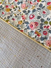 Charger l'image dans la galerie, Gigoteuse en Liberty Betsy ® et double gaze gris perle pailletée dorée