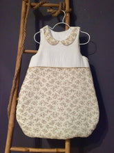Charger l'image dans la galerie, Très jolie gigoteuse esprit romantique vintage col Claudine en double gaze de coton fleuri beige et écru