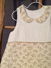 Charger l'image dans la galerie, Très jolie gigoteuse esprit romantique vintage col Claudine en double gaze de coton fleuri beige et écru