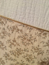 Charger l'image dans la galerie, Très jolie gigoteuse esprit romantique vintage col Claudine en double gaze de coton fleuri beige et écru