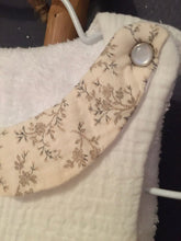 Charger l'image dans la galerie, Très jolie gigoteuse esprit romantique vintage col Claudine en double gaze de coton fleuri beige et écru