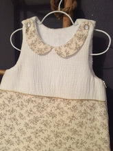 Charger l'image dans la galerie, Très jolie gigoteuse esprit romantique vintage col Claudine en double gaze de coton fleuri beige et écru