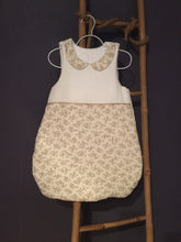 Charger l'image dans la galerie, Très jolie gigoteuse esprit romantique vintage col Claudine en double gaze de coton fleuri beige et écru