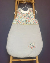 Charger l'image dans la galerie, Gigoteuse en Liberty Betsy ® et double gaze gris perle pailletée dorée