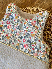 Charger l'image dans la galerie, Gigoteuse en Liberty Betsy ® et double gaze gris perle pailletée dorée