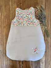 Charger l'image dans la galerie, Gigoteuse en Liberty Betsy ® et double gaze gris perle pailletée dorée