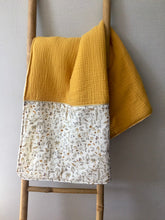 Charger l'image dans la galerie, Couverture, plaid bébé en double gaze coton jaune moutarde et Liberty ® Théo gold